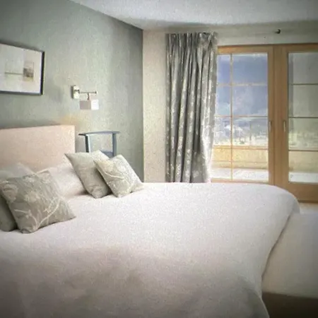 Superb 4-br Near Lift בית נופש